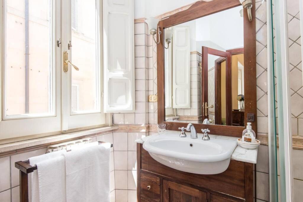 Spanish Steps Deluxe Apartment *