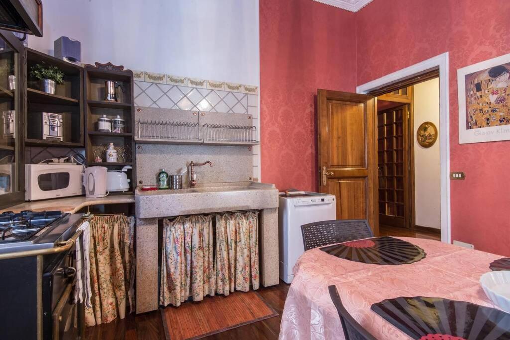 Spanish Steps Deluxe Apartment *